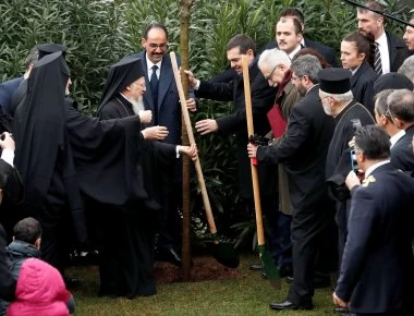 Ο Τσίπρας σε ρόλο ΓΑΠ - Φυτεύει δένδρο στον κήπο της Θεολογικής Σχολής της Χάλκης (φωτό)